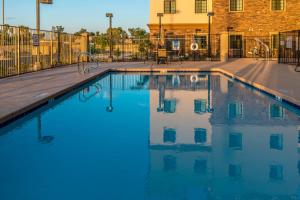 Bazén v ubytování Staybridge Suites Chandler by IHG nebo v jeho okolí