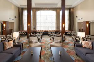 Posezení v ubytování Staybridge Suites Chandler by IHG
