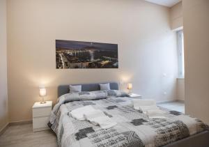 um quarto com uma cama e um quadro na parede em Casa Cavaliere em Nápoles