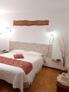 - une chambre avec un lit et un mur en briques dans l'établissement GrappaLand, à Crespano del Grappa