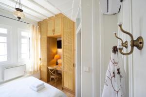 Un dormitorio con una cama y un escritorio en una habitación. en Kallinikou Residence - private parking on demand -, en La Canea