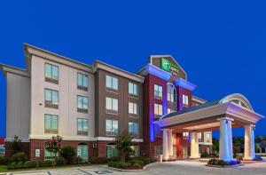een afbeelding van een hotelgebouw met een prieel bij Holiday Inn Express Hotel and Suites Shreveport South Park Plaza, an IHG Hotel in Shreveport