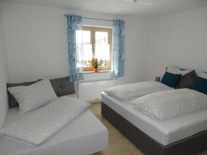 Łóżko lub łóżka w pokoju w obiekcie Ferienwohnungen Eva