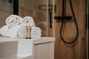a pile of towels on a counter in a bathroom at THE LOFT - Garncarska 1 in Piotrków Trybunalski +51 photos