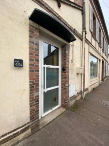 een deur aan de zijkant van een bakstenen gebouw bij Maison de ville de 55m2 refait à neuf in Verneuil d’Avre et d’Iton
