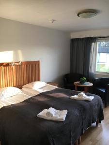 Postel nebo postele na pokoji v ubytování Varbergs GK Västra Hotell