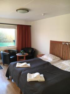Postel nebo postele na pokoji v ubytování Varbergs GK Västra Hotell