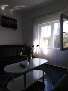 a living room with a table and a window at Apartman Silvana in Rudnik Kačerski