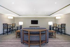 TV a/nebo společenská místnost v ubytování Staybridge Suites Toronto - Vaughan South by IHG + 37 fotografií