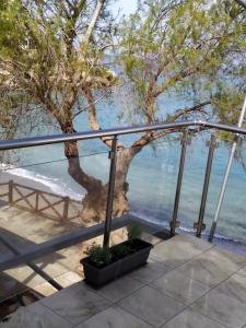 Elle comprend un balcon offrant une vue sur l'océan. dans l'établissement Studio Kostas, à Matala