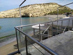 - une vue sur la plage depuis le balcon d'un bateau dans l'établissement Studio Kostas, à Matala