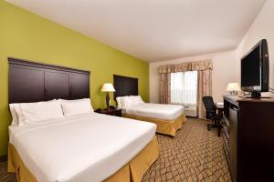 Un pat sau paturi într-o cameră la Holiday Inn Express Hotel & Suites Sherman Highway 75, an IHG Hotel