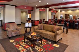 hol z kanapą, krzesłami i barem w obiekcie Holiday Inn Express Hotel & Suites Sherman Highway 75, an IHG Hotel w mieście Sherman