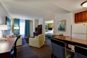 Гостиная зона в Staybridge Suites Guelph, an IHG Hotel