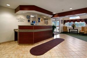 Microtel Inn and Suites Gassaway في Bison: لوبي محطة تمريض في مستشفى