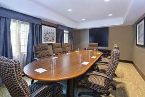 Business area at/o conference room sa Staybridge Suites Detroit-Utica, an IHG Hotel