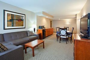 Μια τηλεόραση ή/και κέντρο ψυχαγωγίας στο Holiday Inn Cincinnati-Eastgate by IHG
