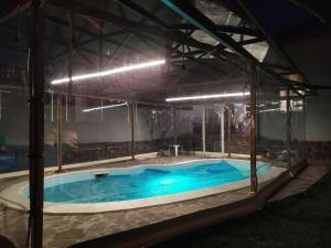 - une grande piscine dans un bâtiment dans l'établissement Къща за гости с минерална вода "Терма Асклепий", à Kyustendil