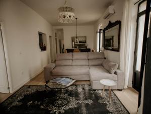 uma sala de estar com um sofá e uma mesa em Casa da Catedral Ramona em Badajoz
