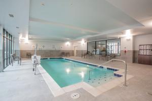 a large swimming pool in a large room at Holiday Inn Hotel & Suites Cincinnati Downtown, an IHG Hotel in Cincinnati