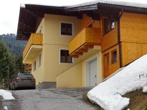 budynek z zaparkowanym przed nim samochodem w obiekcie Ferienwohnungen Eva w mieście Mühlbach am Hochkönig