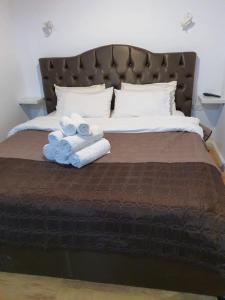 Una cama con dos toallas enrolladas. en Orr Halevana en Bruchim Qela' Alon