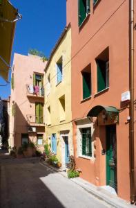 un edificio en una calle de una ciudad en Kallinikou Residence - private parking on demand -, en La Canea