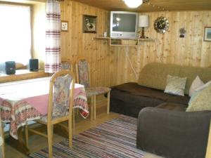 ein Wohnzimmer mit einem Sofa und einem Tisch in der Unterkunft Schusterhof in Mittelberg