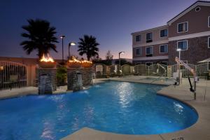 Bazén v ubytování Staybridge Suites Tucson Airport, an IHG Hotel nebo v jeho okolí