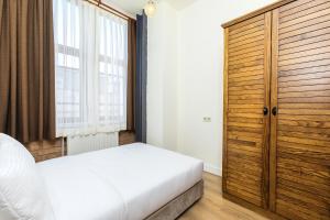 Un pat sau paturi într-o cameră la Raven Suites Old City Istanbul