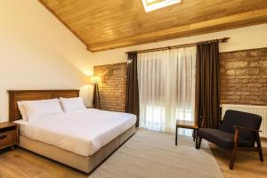 Un pat sau paturi într-o cameră la Raven Suites Old City Istanbul
