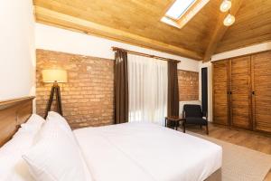Un pat sau paturi într-o cameră la Raven Suites Old City Istanbul