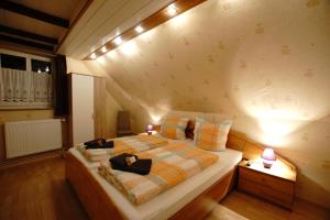 een slaapkamer met een groot bed op zolder bij Altstadt-Ferienwohnungen Wolfenbüttel in Wolfenbüttel