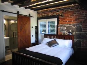 Tempat tidur dalam kamar di The Stables Dunedin
