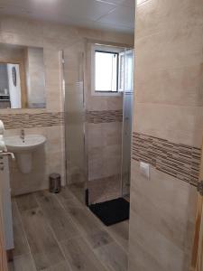a bathroom with a shower and a sink at Lo Trabucador Casa nueva en el corazón del Delta in El Poblenou del Delta