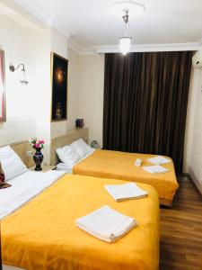 فندق تيودان في إسطنبول: غرفه فندقيه سريرين عليها مناشف