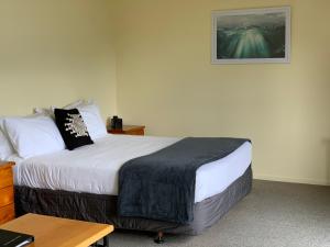 Un pat sau paturi într-o cameră la Wanaka Heights Motel