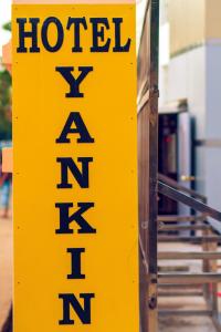 Sijil, anugerah, tanda atau dokumen lain yang dipamerkan di Hotel Yankin