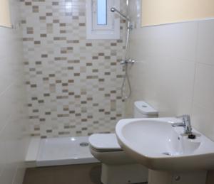 薩達的住宿－Piso en Sada，白色的浴室设有卫生间和水槽。