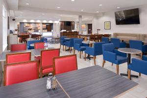 Un restaurant u otro lugar para comer en Holiday Inn Express Wixom, an IHG Hotel