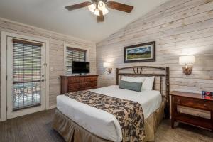 En eller flere senge i et værelse på Holiday Inn Club Vacations Piney Shores Resort at Lake Conroe