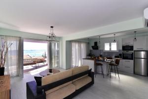 Kuchyňa alebo kuchynka v ubytovaní Corfu Sea View Villa - Leo