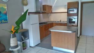 Dapur atau dapur kecil di Orio Papeete centre apt w pool