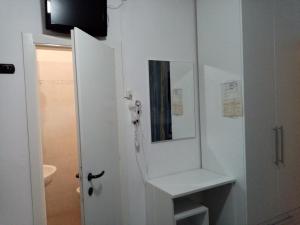 een witte badkamer met een telefoon aan de muur bij New Prophet in Cattolica