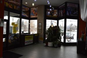 ein Geschäft mit Glastüren und Topfpflanzen darin in der Unterkunft Airport Traveller's Inn in Calgary