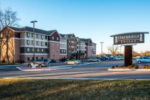 una calle con coches aparcados en un estacionamiento en Staybridge Suites Schererville by IHG, en Schererville