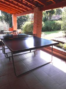 eine Tischtennisplatte auf einer Terrasse in der Unterkunft Hermosa casa frente al rio icho cruz 10 personas in Villa Icho Cruz