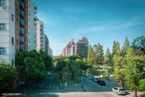 eine Straße in einer Stadt mit hohen Gebäuden in der Unterkunft Las Tejas in Cordoba