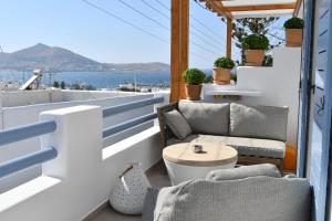 balcone con sedie, tavolo e vista sull'oceano di Iresma Suites a Naoussa