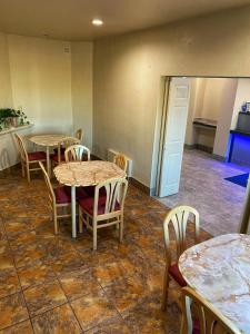 ein Zimmer mit Tischen und Stühlen sowie einer Küche in der Unterkunft Lone Star Inn in Decatur